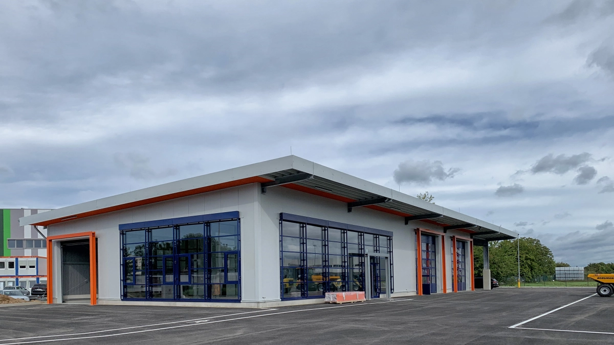 Neubau Halle mit Außenanlagen